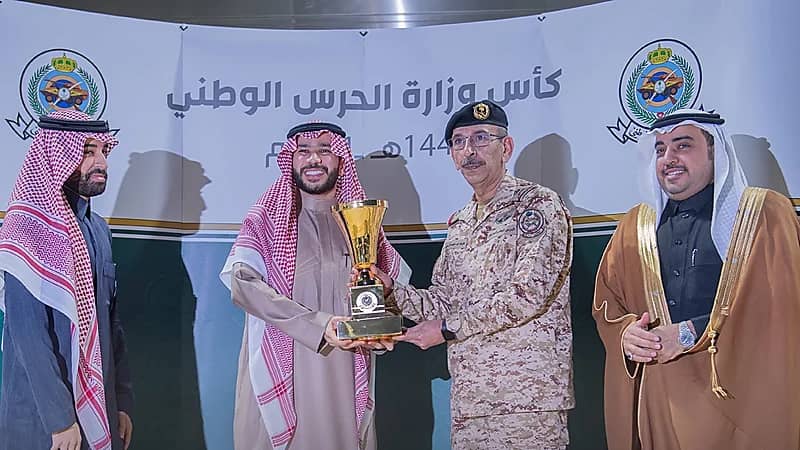تسليم كأس وزارة الحرس الوطني لمالك الجواد "المثنى" في منافسات سباق الخيل