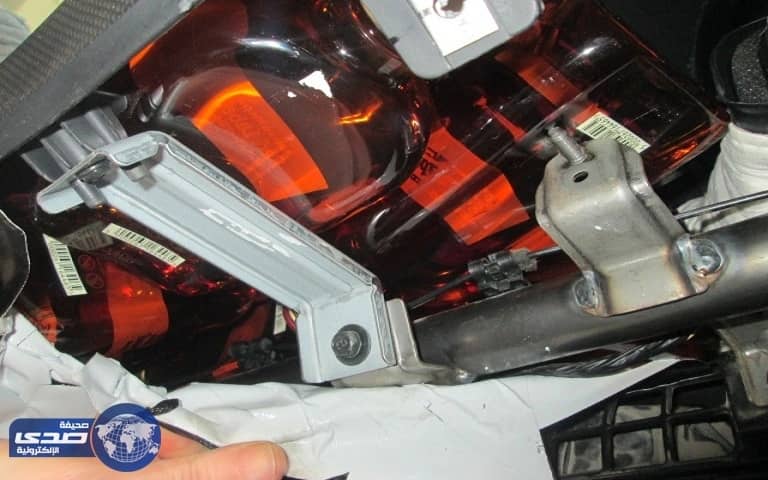 بالصور.. جمرك جسر الملك فهد يحبط 120 زجاجة خمر