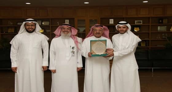 الصحة تكرّم طالب التصوير الفوتوغرافي بجائزة " وعي "