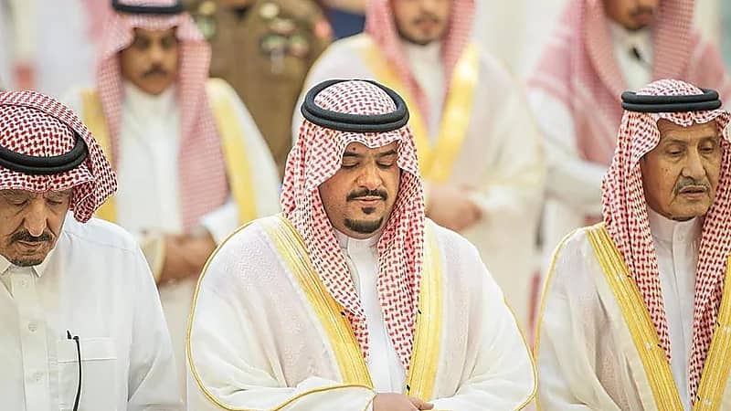 نائب أمير الرياض يؤدي صلاة الميت على الأميرة نوف بنت ناصر بن عبدالعزيز.. صور