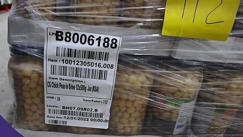 ضبط أغذية منتهية الصلاحية بمستودعين يتبعان لمركز تسوق شهير في جدة 