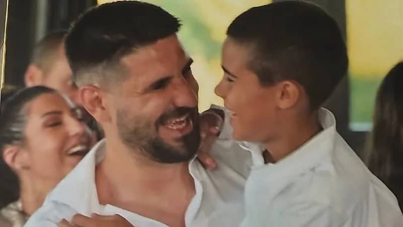 لقطة عفوية لميتروفيتش برفقة نجله .. صورة