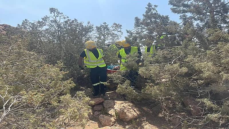 صورة.. إنقاذ شخص سقط من أحد المرتفعات الجبلية بالهدا