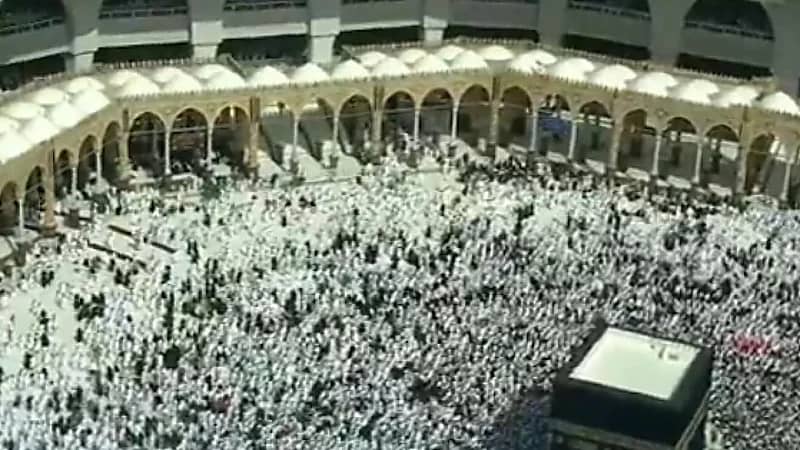 بالفيديو.. حشود غفيرة من المعتمرين في صحن الطواف في اليوم الـ 23 من رمضان