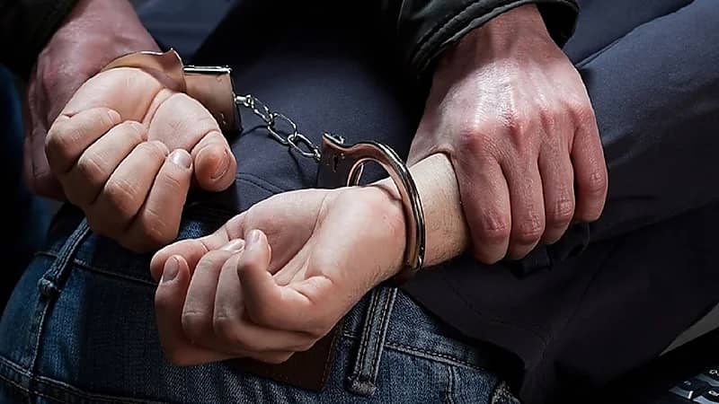 ضبط متحرش دفع سيدة خلف سيارات ليلامس جسدها