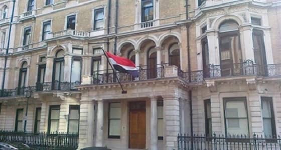 بالفيديو.. درس قاسي للجزيرة القطرية أمام السفارة المصرية بلندن