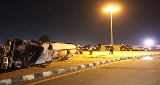 بالصور.. إصابة قائد تريلا محملة بالديزل إثر انقلابها بطريق السيل