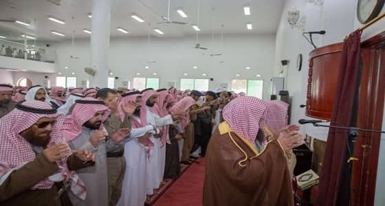 بالصور.. محافظ طريب يؤدي الصلاة على الشهيد القنطاش