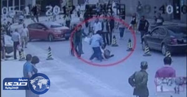 بالفيديو.. صيني يعرقل لصا سرق حقيبة امرأة حامل