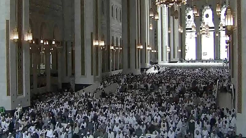 خطيب المسجد الحرام: تجنبوا التبذير والإسراف في رحلاتكم السياحية (فيديو)