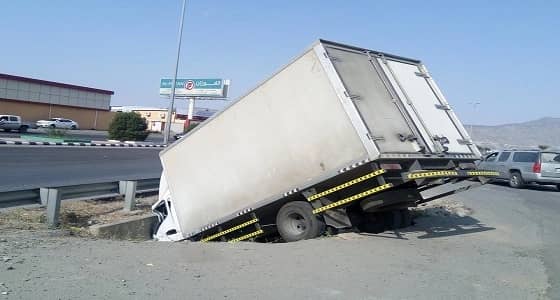 شاهد.. بلدية محايل توجه بمعالجة عبارة مكشوفة بعد ابتلاعها لشاحنة