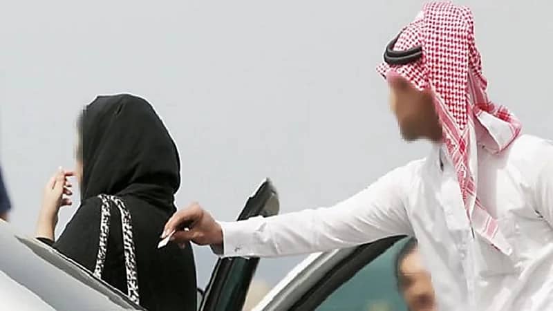 متحرش يلاحق فتاة إلى منزلها في الكويت