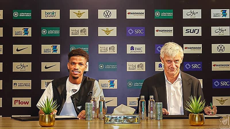 الاتحاد يضم محمد برناوي من الهلال في صفقة انتقال حر