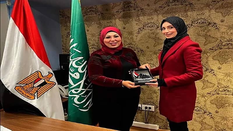 مصر تُكرّم طبيبة سعودية مبتعثة لمشاركتها في بحث عن تقوية المناعة ضد " كورونا "