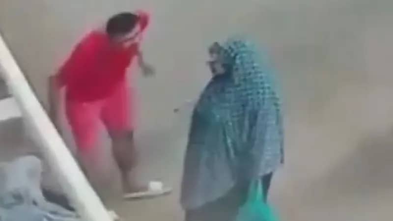 بلطجي يعتدي على مسنة في الشارع وسط ذهول المارة.. فيديو