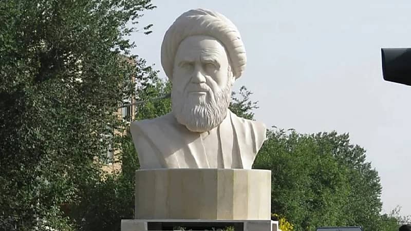 "الملالي" يعتقل شخصًا لتدميره تمثال الخميني