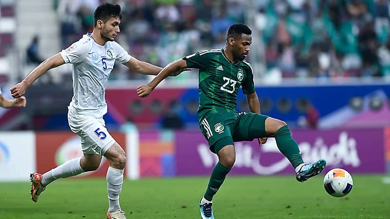 لقطة طرد لاعب الأخضر أيمن يحيى .. فيديو