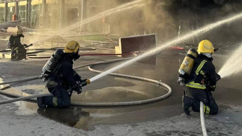إخماد حريق في محلين تجاريين بالرياض