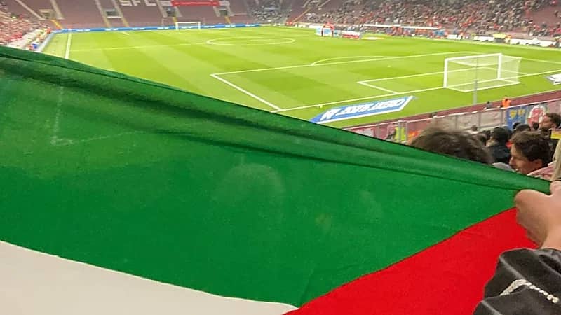 بالفيديو.. جماهير سويسرا تواجه المنتخب الإسرائيلي برفع علم فلسطين