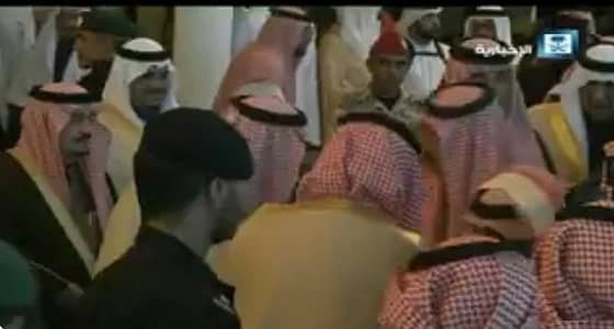 بالفيديو..خادم الحرمين الشريفين يكرم الفائزين بسباق الهجن الكبير