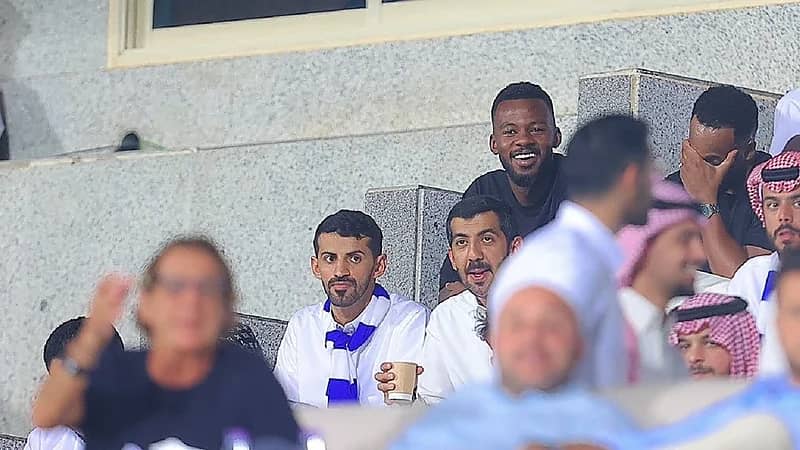 تمبكتي يشجع زملائه أمام الاتفاق من المدرجات.. فيديو