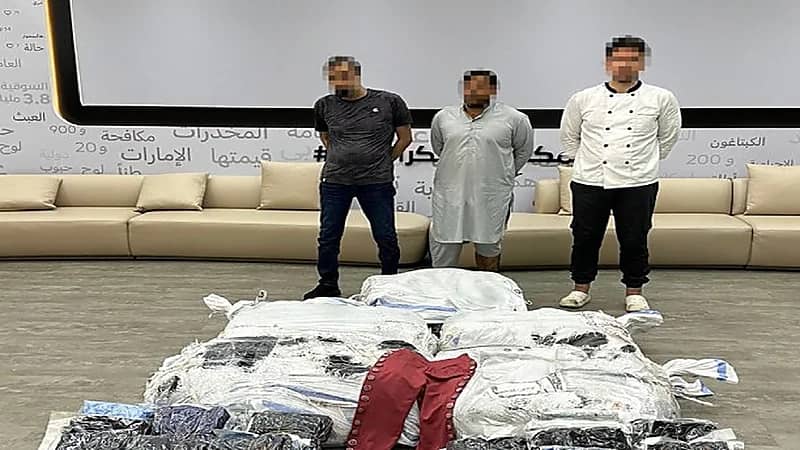 تعاون سعودي إماراتي يحبط تهريب أقراص الكبتاجون مخبأة داخل أزرار ملابس.. فيديو وصور