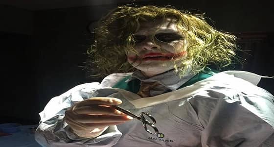 بالفيديو.. طبيب متنكر بزي شخصية مرعبة يجري عملية ولادة