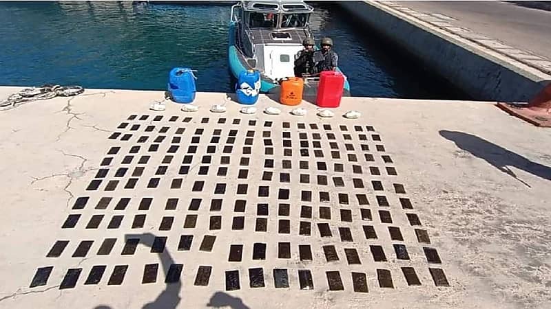 بالصور.. إحباط محاولة لتهريب مخدرات عبر زورق للمياه بخليج العقبة