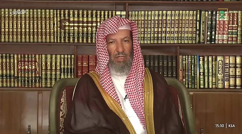 شخص يسأل عضو هيئة كبار العلماء عن شرعية التصدق بحوار ناقة لا يعرف صاحبها ..فيديو