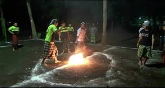 بالفيديو.. طلاب متهورون يلعبون بكرة نارية