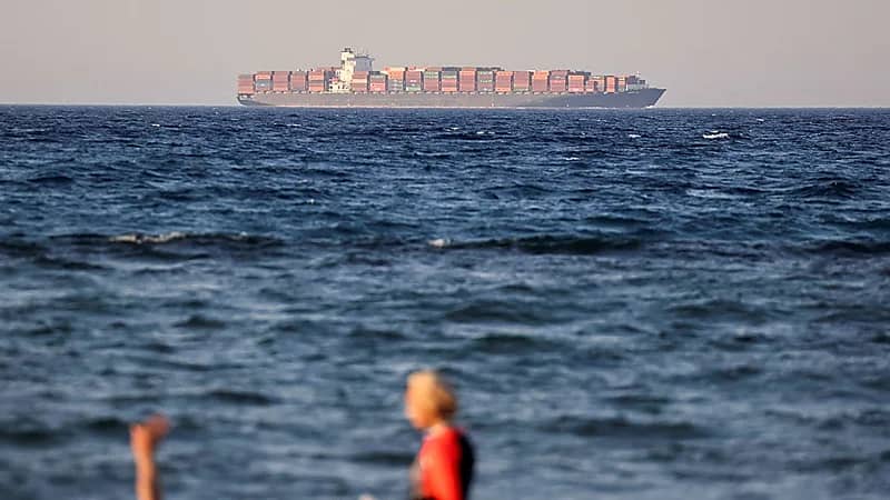 غرق قاطرة في قناة السويس على متنها 7 أفراد