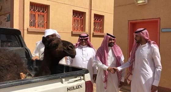 شاهد.. بـ " حاشي " ودّع منسوبو مدرسة في الأفلاج قائدها