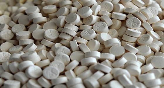 القبض على 5 أشخاص بحوزتهم 77 ألف حبة محظورة