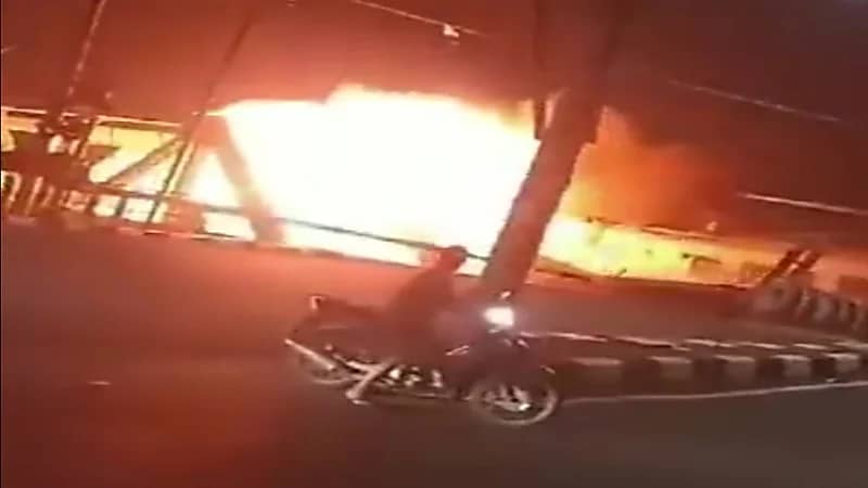 مشهد مريب لاصطدام قطار بشاحنة.. فيديو