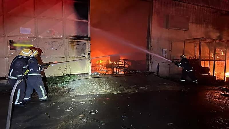 اندلاع حريق في ورشتي نجارة بالرياض