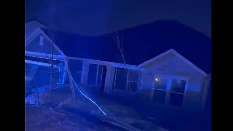 بالفيديو.. سقوط منازل في أمريكا بسبب ذوبان الجليد