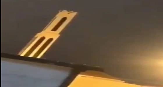 بالفيديو.. صاعقة رعدية تضرب منارة مسجد في الوجه