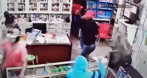 بالفيديو.. لحظة اعتداء مجموعة من الشباب بالسيوف على صيدلي