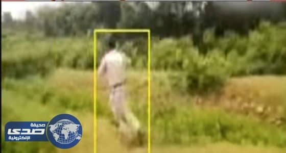 بالفيديو.. رجل أمن يحمل قنبلة ويجري لينقذ 400 طفل