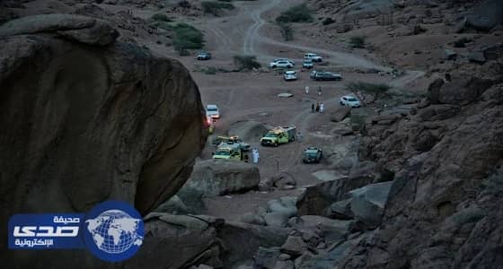 بالصور.. مدني حائل ينقذ شاب عالق بجبال «عقدة»