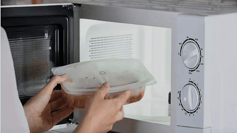 مختص يحذر من استخدام البلاستيك في المايكرويف "فيديو"