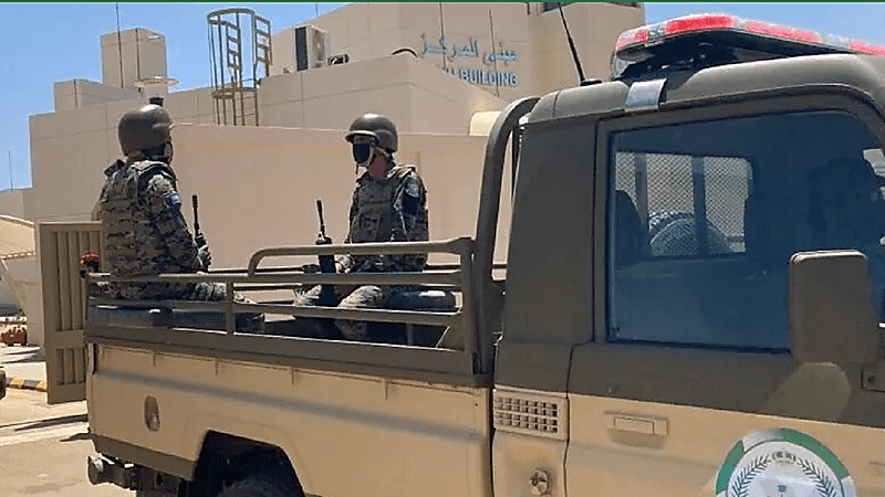 ضبط (2100) قرص خاضع لتنظيم التداول الطبي بحوزة مخالف لأمن الحدود في الدائر