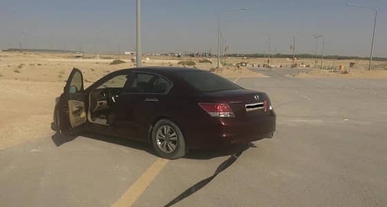 بالصور.. إنقاذ سيارتين عالقتين في الرمال بالمنطقة الشرقية