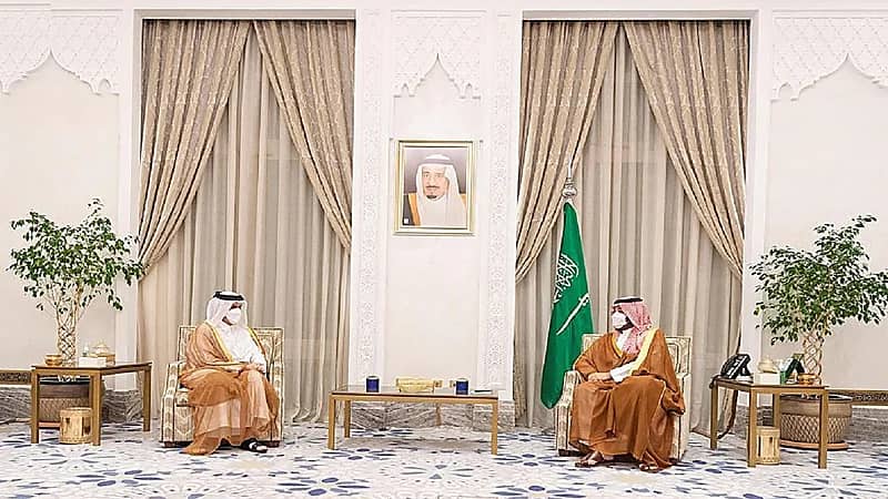 ولي العهد يتسلم رسالة من أمير دولة قطر