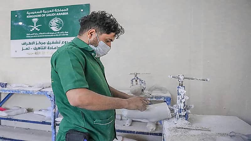 666 مستفيدًا من خدمات مركز الأطراف الصناعية في تعز خلال مارس