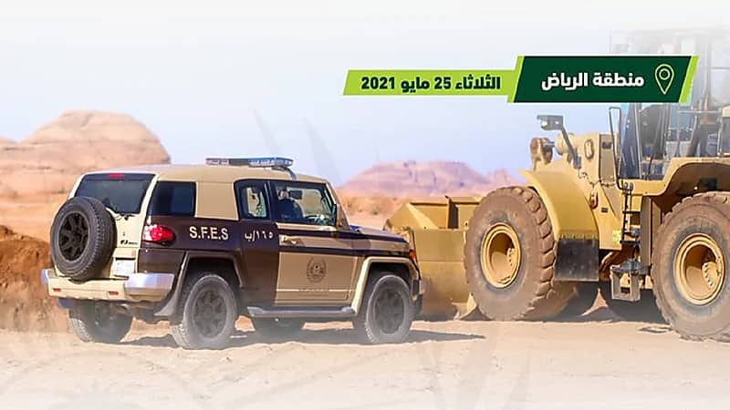 "الأمن البيئي" يضبط مخالفًا لنظام البيئة يقوم بنقل الرمال وتجريف التربة