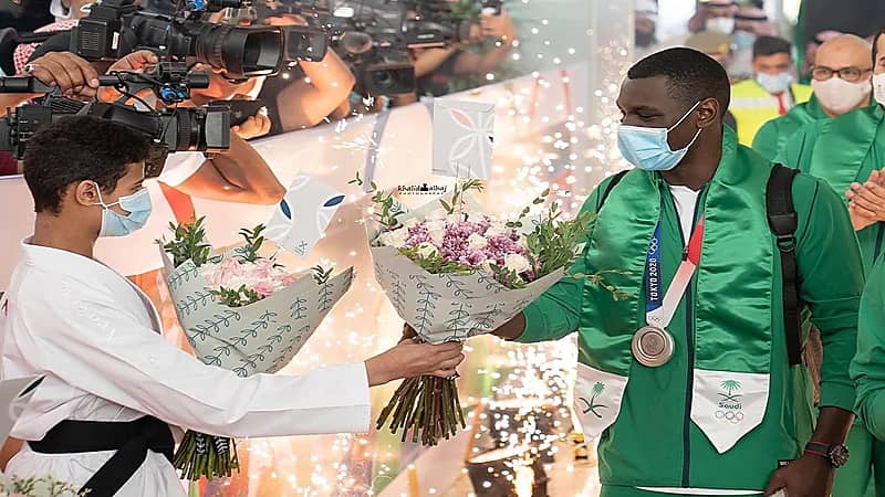 بالفيديو.. لحظة وصول البطل الأولمبي "طارق حامدي" إلى جدة