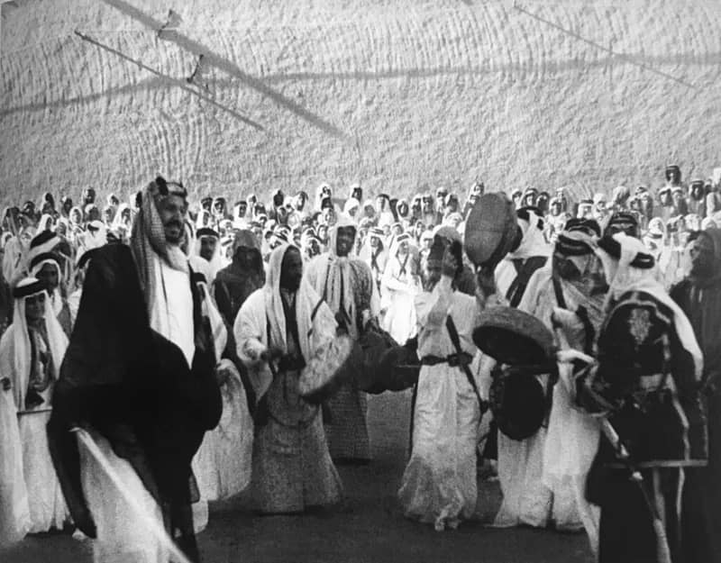 صورة رائعة للملك المؤسس يؤدي العرضة في ساحة الصفا بالرياض