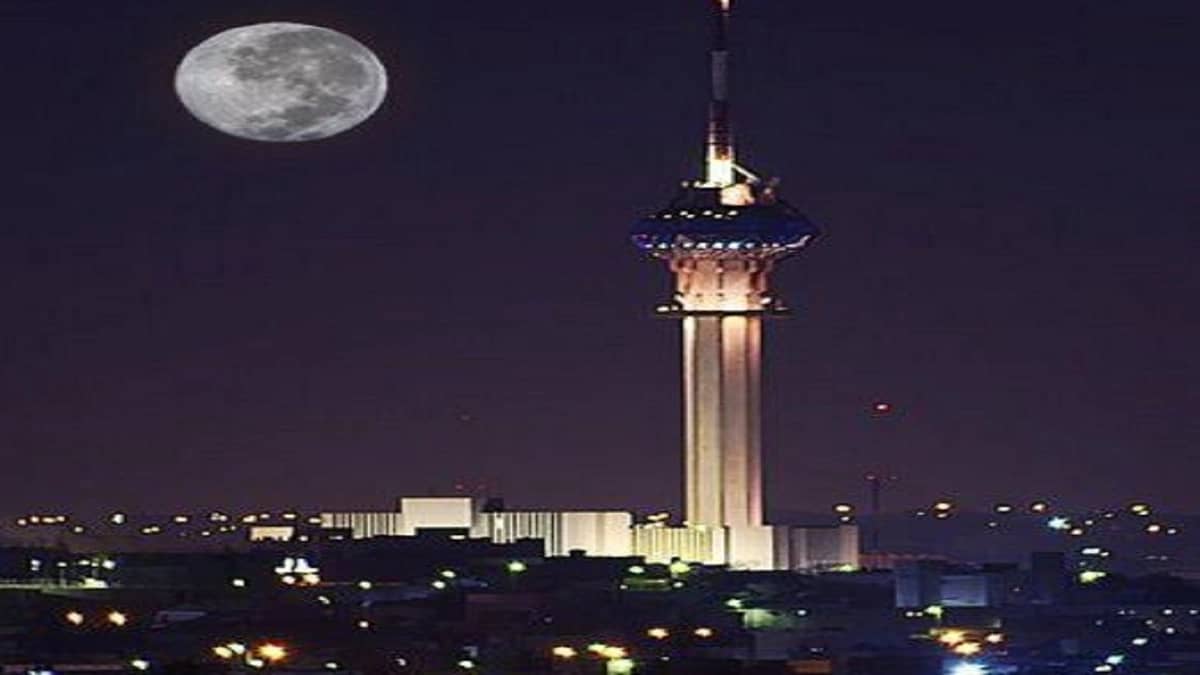 شاهد.. لحظة هجوم شابين على محل اتصالات بساطور ومسدس بالرياض