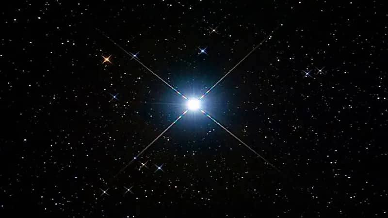 فلكية جدة: وميض أخضر وأحمر يزيّن السماء اليوم